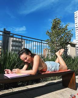 Larissa Manoela feet photo thumbnail