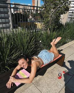 Larissa Manoela feet photo thumbnail