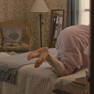 Hilary Swank feet photo thumbnail