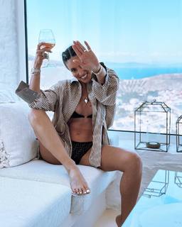 Athina Oikonomakou feet photo thumbnail