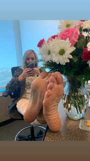 Kyle Unfug feet photo thumbnail