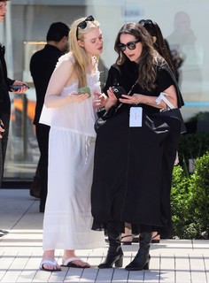 Elle Fanning feet photo thumbnail