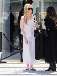 Elle Fanning feet photo thumbnail