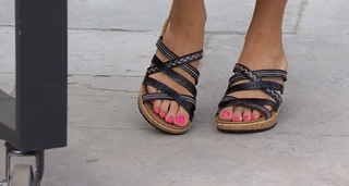 Courtney Khondabi feet photo thumbnail