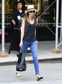 Miranda Kerr feet photo thumbnail
