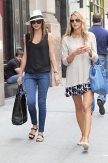 Miranda Kerr feet photo thumbnail