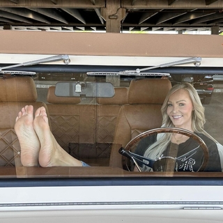 Kyle Unfug feet photo thumbnail