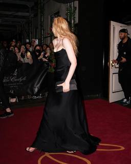 Elle Fanning feet photo thumbnail