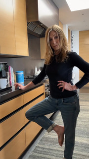 Jennifer Aniston feet photo thumbnail
