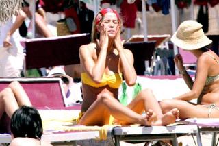 Elena Santarelli feet photo thumbnail