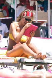Elena Santarelli feet photo thumbnail