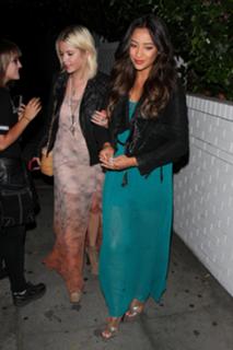 Shay Mitchell feet photo thumbnail