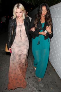 Shay Mitchell feet photo thumbnail