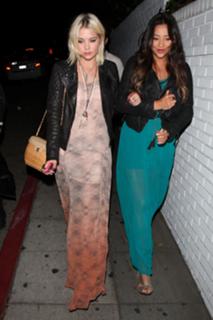 Shay Mitchell feet photo thumbnail