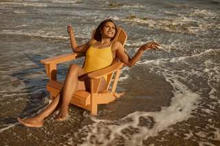 Mindy Kaling feet photo thumbnail