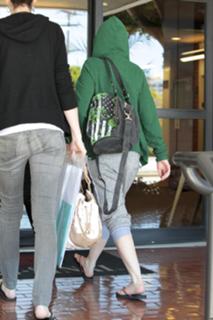Avril Lavigne feet photo thumbnail