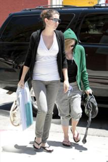 Avril Lavigne feet photo thumbnail