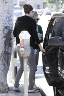 Avril Lavigne feet photo thumbnail