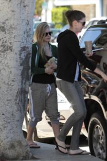 Avril Lavigne feet photo thumbnail