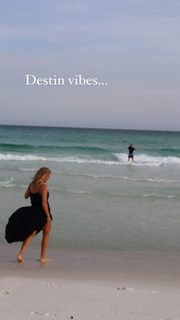 Carrie Underwood feet photo thumbnail