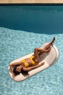 Mindy Kaling feet photo thumbnail