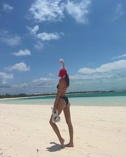Kendall Jenner feet photo thumbnail