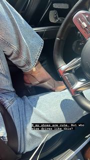 Hilary Duff feet photo thumbnail