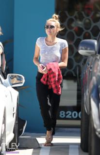 Miley Cyrus feet photo thumbnail