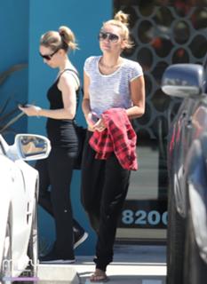 Miley Cyrus feet photo thumbnail