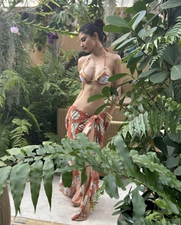 Mouni Roy feet photo thumbnail