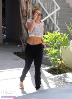 Miley Cyrus feet photo thumbnail
