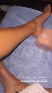 Ludovica Pagani feet photo thumbnail