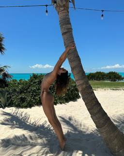 Kendall Jenner feet photo thumbnail