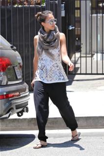 Jessica Alba feet photo thumbnail