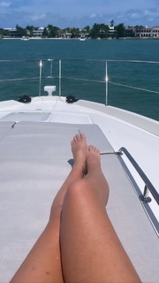 Daisy Fuentes feet photo thumbnail