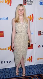 Dakota Fanning feet photo thumbnail