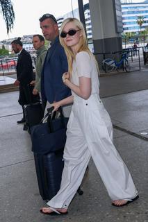 Elle Fanning feet photo thumbnail
