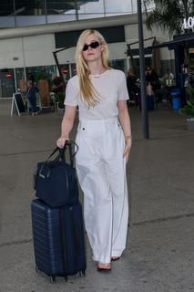 Elle Fanning feet photo thumbnail