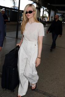 Elle Fanning feet photo thumbnail