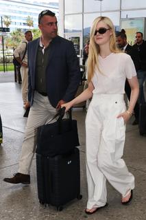 Elle Fanning feet photo thumbnail
