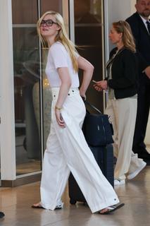 Elle Fanning feet photo thumbnail