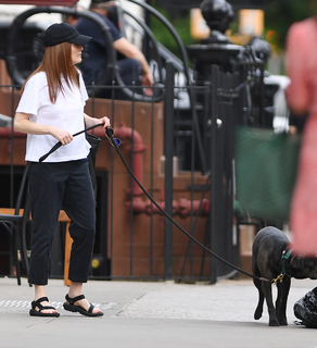 Julianne Moore feet photo thumbnail