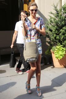 Miranda Kerr feet photo thumbnail
