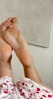Natalie Noel Mariduena feet photo thumbnail