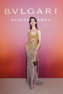 Anne Hathaway feet photo thumbnail