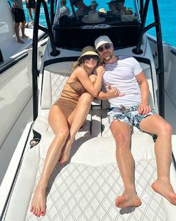 Julianne Hough feet photo thumbnail
