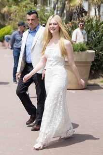 Elle Fanning feet photo thumbnail