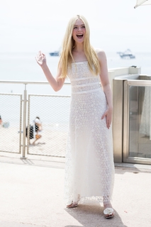 Elle Fanning feet photo thumbnail