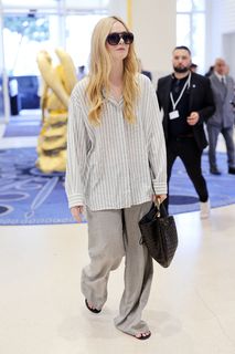 Elle Fanning feet photo thumbnail
