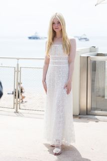 Elle Fanning feet photo thumbnail